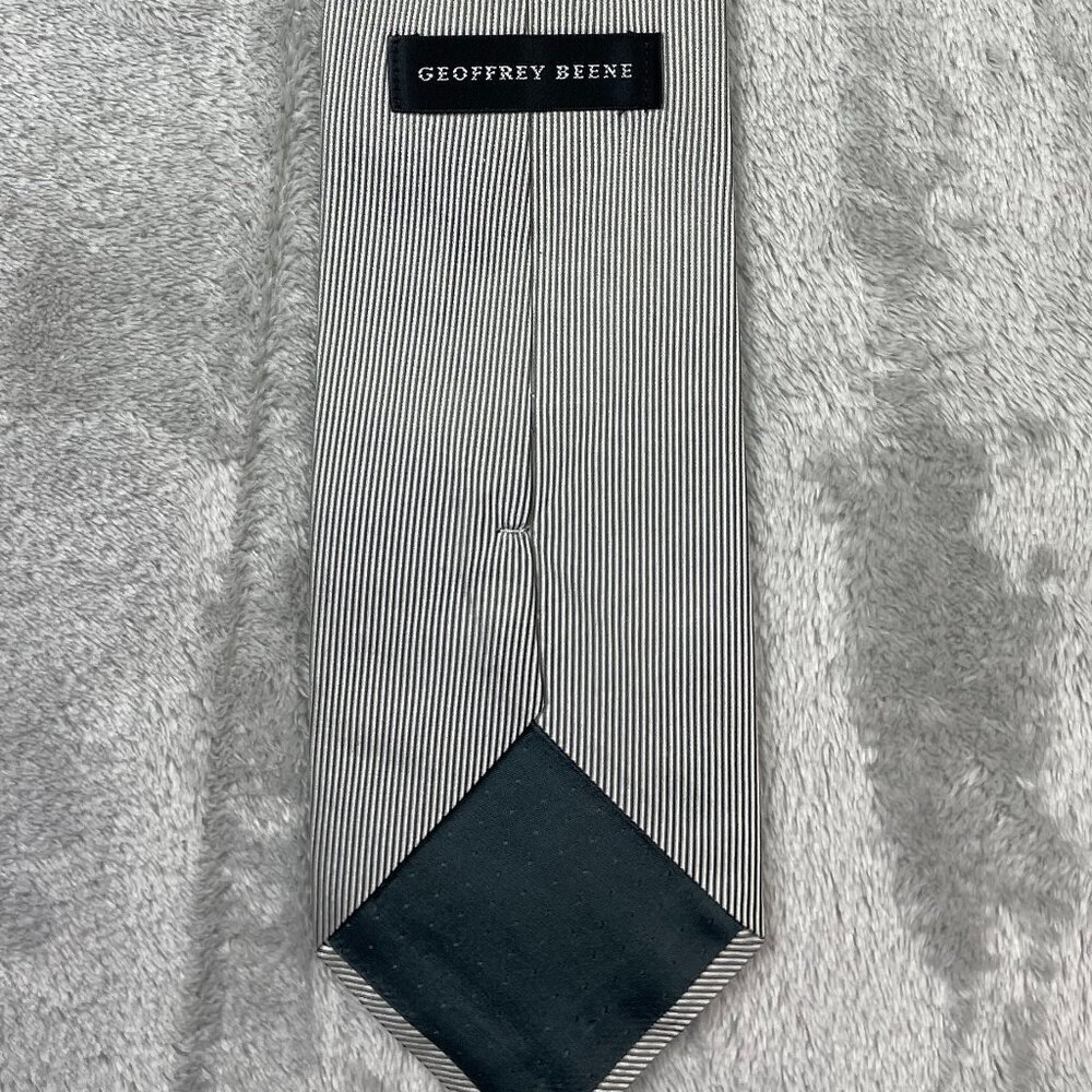 Geoffrey Beene Men's Classic 100% Silk Neck Tie - Picture 2 of 7
